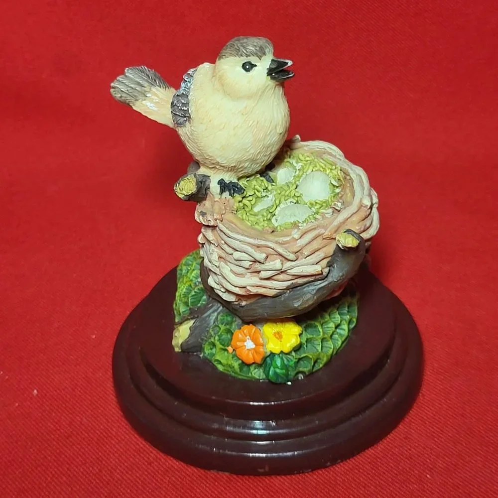 VTG Polystone Bird Perched on Nest of Eggs Figurine Home Decor